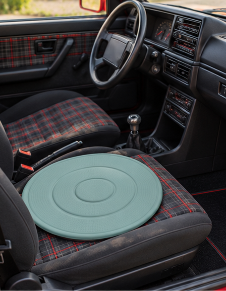 Cojín Giratorio 360° SafeSeniors color azul en el asiento del coche