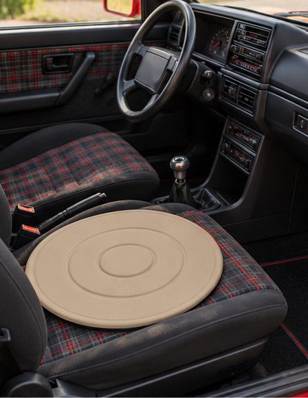 Cojín Giratorio 360° SafeSeniors color beige en el asiento del coche