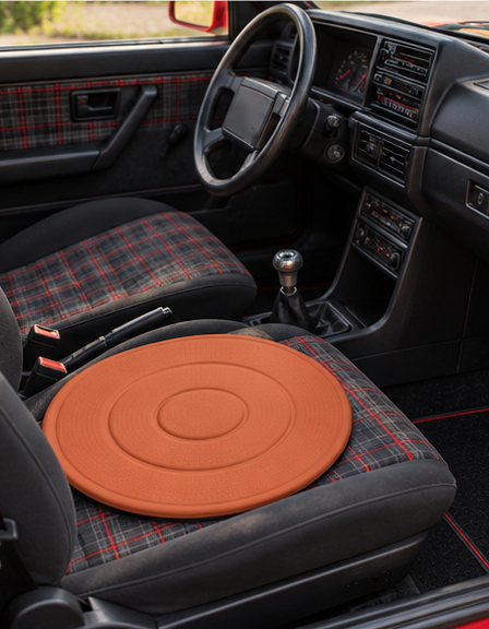 Cojín Giratorio 360° SafeSeniors color marrón en el asiento del coche